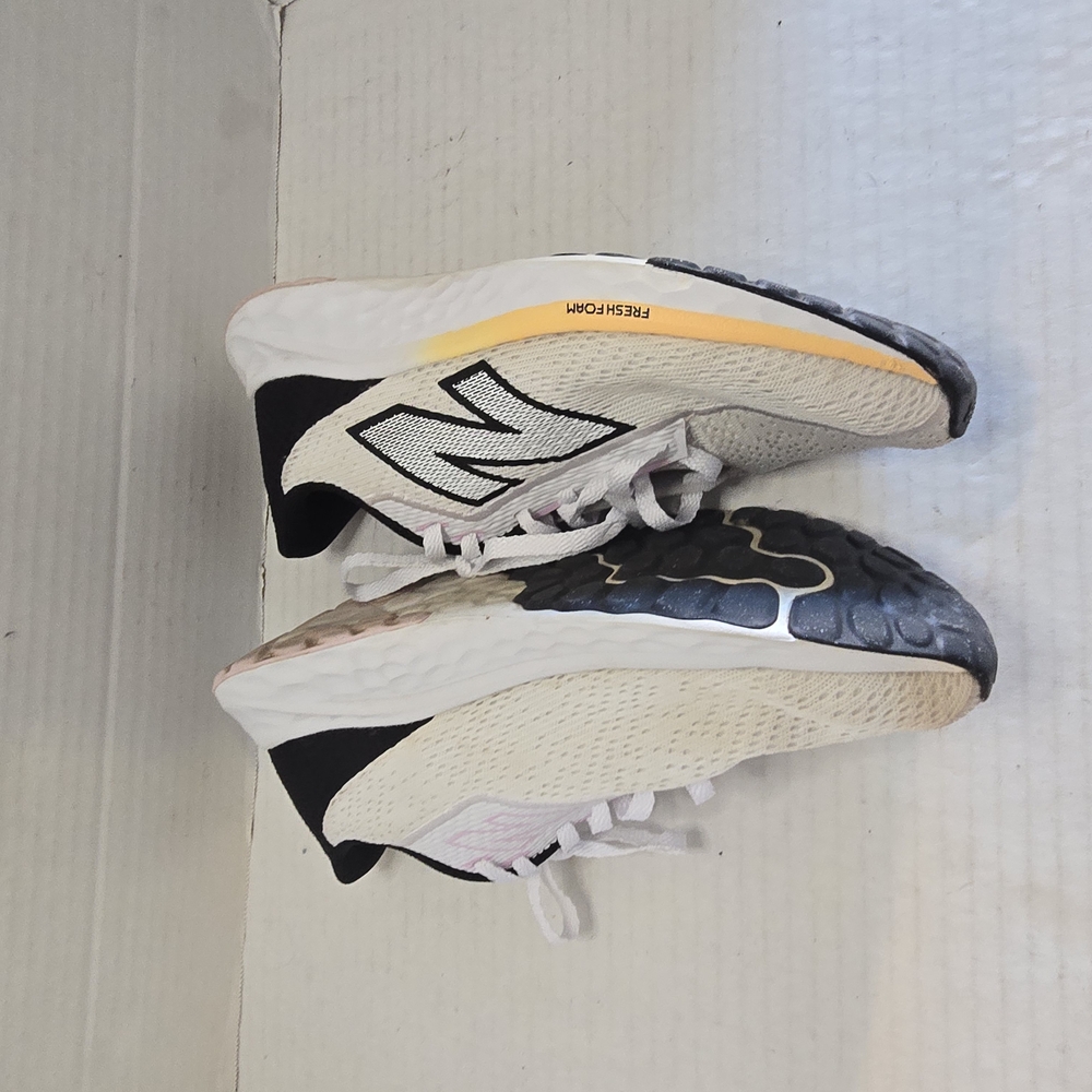 New Balance Women White Sneakers‎ - Picture 2 of 7